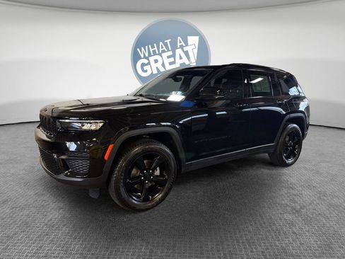 Used 2023 Jeep Grand Cherokee Altitude AWD/4WD image 8