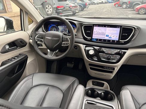 Used 2024 Chrysler Pacifica Touring-L FWD image 6