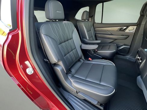 Certified 2025 Buick Enclave Avenir image 28