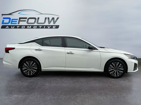 Used 2025 Nissan Altima 2.5 SV FWD image 2
