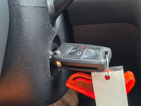 Used 2016 Volkswagen Golf S image 36