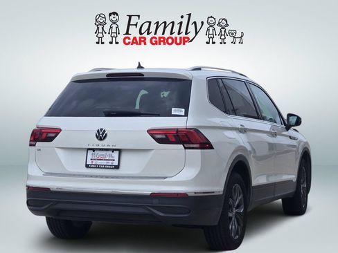 Used 2023 Volkswagen Tiguan SE w/ Panoramic Sunroof Package FWD image 4