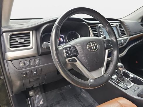Used 2019 Toyota Highlander Limited FWD image 16