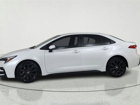 Used 2024 Toyota Corolla SE image 3