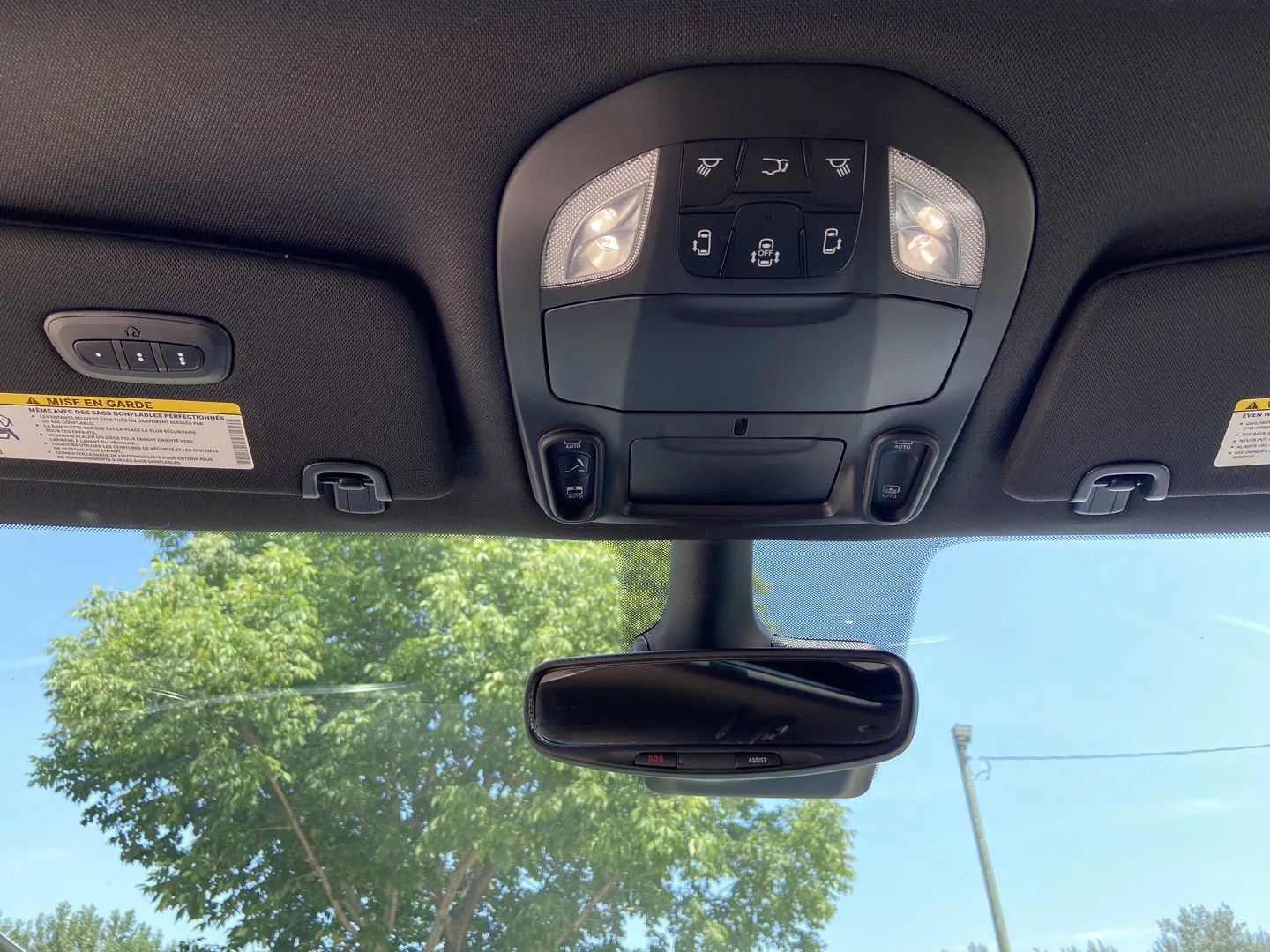 Used 2025 Chrysler Pacifica Limited FWD image 18