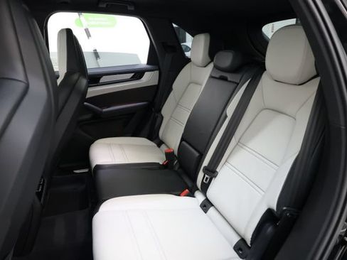 Used 2026 Porsche Cayenne AWD/4WD image 61