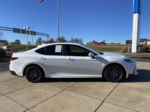 Used 2025 Toyota Camry SE image 12