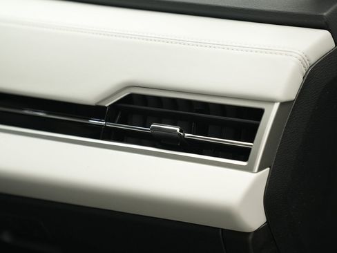 New 2025 Mitsubishi Outlander SE image 38