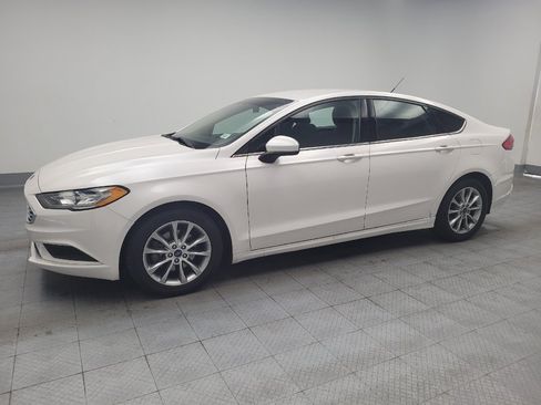 Used 2017 Ford Fusion SE w/ Fusion SE Technology Package FWD image 2