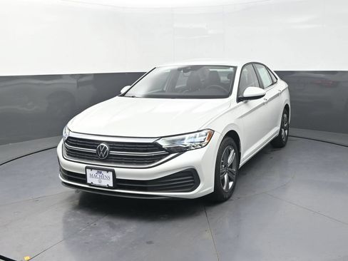 Used 2024 Volkswagen Jetta SE FWD image 4