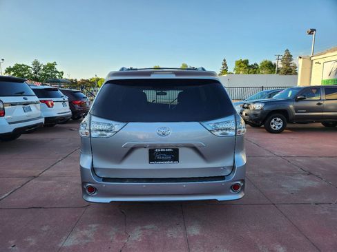 Used 2015 Toyota Sienna SE w/ SE Preferred Package FWD image 4
