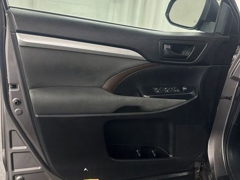 Used 2016 Toyota Highlander LE FWD image 8