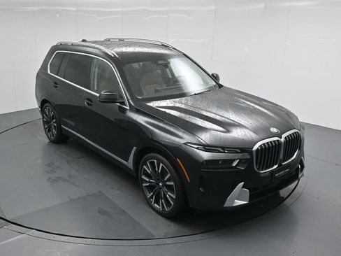 Used 2023 BMW X7 xDrive40i w/ Parking Assistance Package image 38