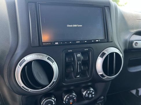 Used 2015 Jeep Wrangler Unlimited Rubicon w/ Connectivity Group AWD/4WD image 24