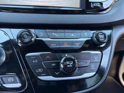Used 2025 Chrysler Pacifica Select FWD image 11