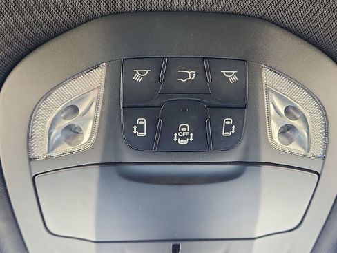 Used 2025 Chrysler Pacifica Select image 15