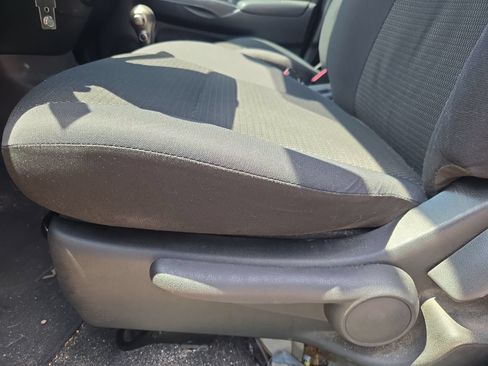 Used 2013 Nissan Versa SV FWD image 19