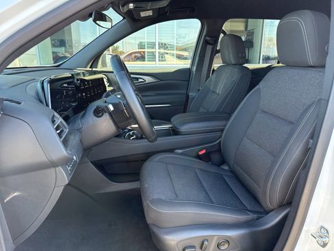 Used 2025 Chevrolet Traverse LT image 20