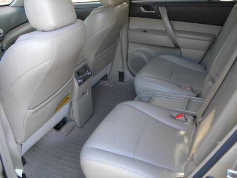 Used 2010 Toyota Highlander SE image 4