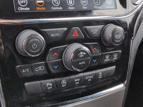 Used 2022 Jeep Grand Cherokee Laredo X image 25