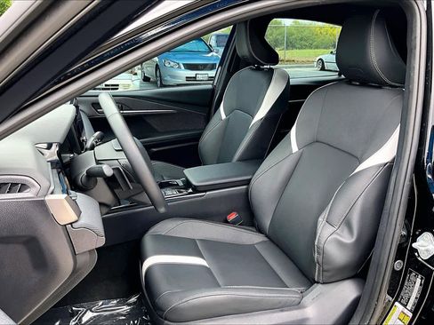 Used 2025 Toyota Camry SE w/ Convenience Package FWD image 8