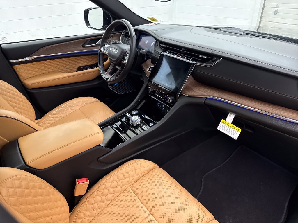 Used 2023 Jeep Grand Cherokee Summit AWD/4WD image 28