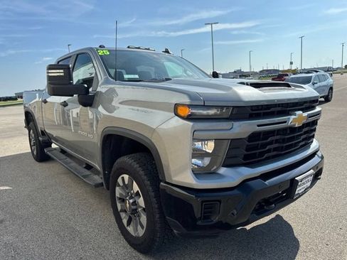Used 2025 Chevrolet Silverado 2500 Custom w/ Custom Value Package AWD/4WD image 4