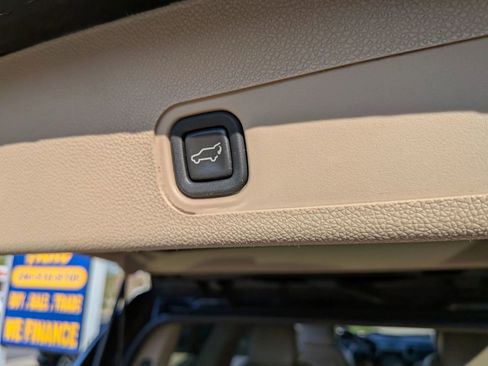 Used 2011 Cadillac Escalade Premium image 29