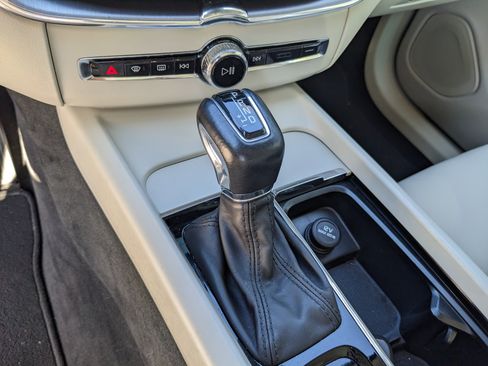 Used 2020 Volvo XC60 T6 Momentum image 17