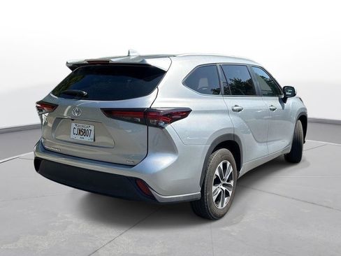 Certified 2025 Toyota Highlander XLE FWD image 6