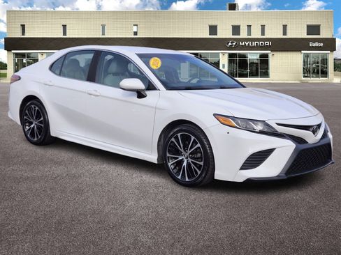 Used 2018 Toyota Camry SE image 1