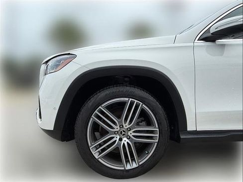 Used 2025 Mercedes-Benz GLS 450 4MATIC image 4