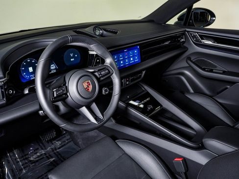 Certified 2025 Porsche Macan Electric image 4