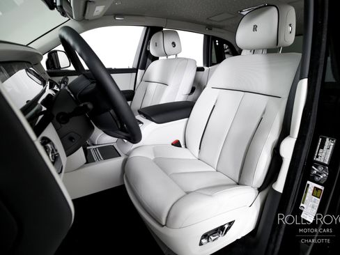 Certified 2025 Rolls-Royce Phantom Sedan image 12