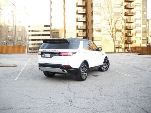Used 2018 Land Rover Discovery HSE AWD/4WD image 17