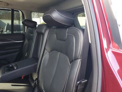 Used 2022 Jeep Grand Cherokee Limited w/ Luxury Tech Group II image 17