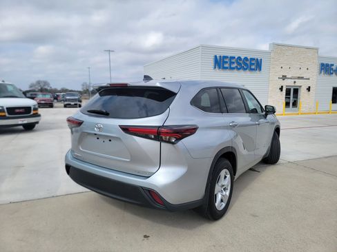 Used 2024 Toyota Highlander LE AWD/4WD image 8