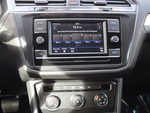Used 2018 Volkswagen Tiguan S image 17