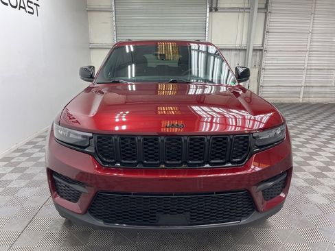 Used 2024 Jeep Grand Cherokee Altitude AWD/4WD image 9