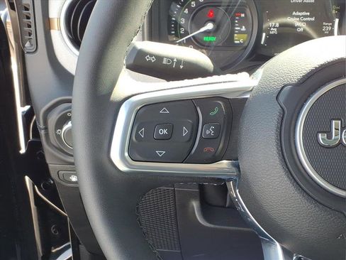 Used 2025 Jeep Wrangler Sahara image 20