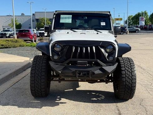 Used 2017 Jeep Wrangler Unlimited Sahara w/ Connectivity Group AWD/4WD image 8