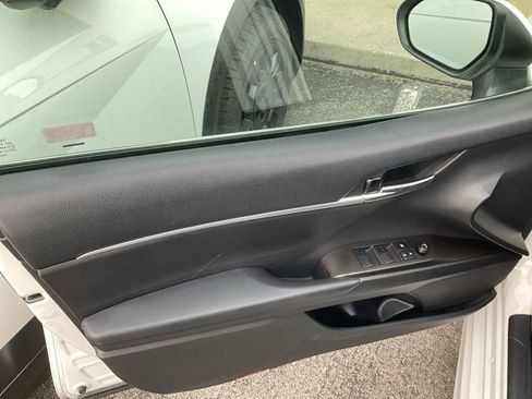Used 2023 Toyota Camry SE image 11