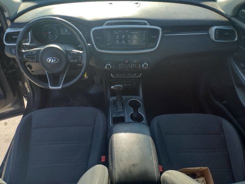 Used 2017 Kia Sorento LX w/ LX Convenience Package image 11