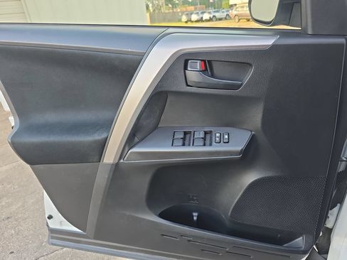 Used 2016 Toyota RAV4 LE FWD image 22