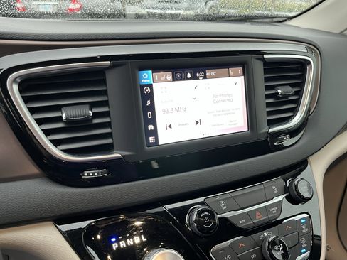 Used 2023 Chrysler Voyager LX image 20