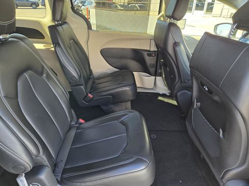 Used 2023 Chrysler Pacifica Touring-L FWD image 28