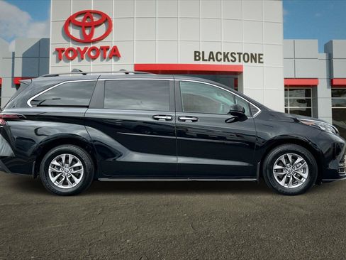 Certified 2025 Toyota Sienna XLE FWD image 2