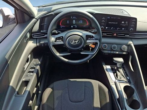 Certified 2025 Hyundai Elantra SE w/ Cargo Package FWD image 8