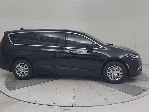 New 2026 Chrysler Pacifica Select image 17