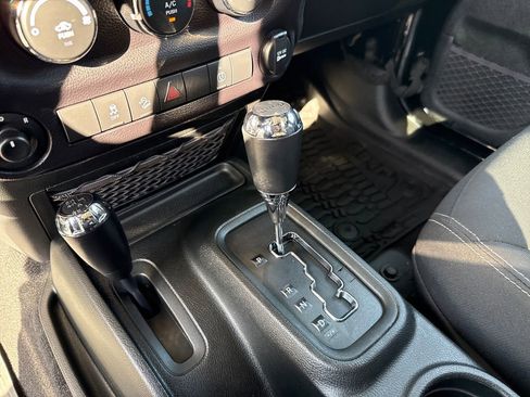 Used 2018 Jeep Wrangler Unlimited Sahara w/ Connectivity Group AWD/4WD image 23